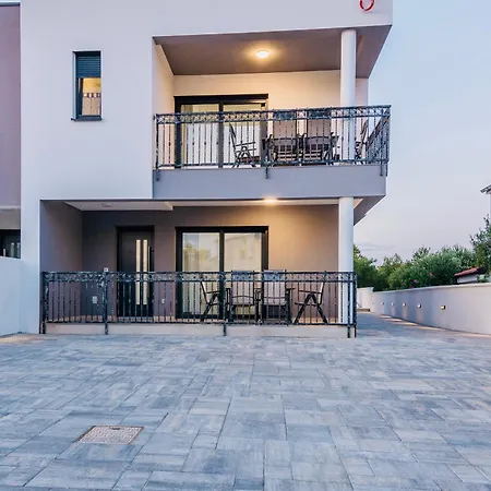 Mit Terrasse Vir