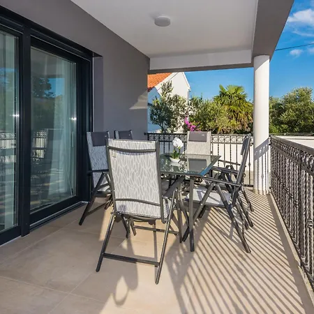 Mit Terrasse 아파트 *