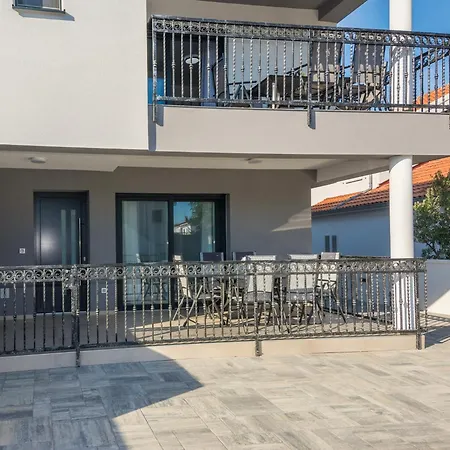 Mit Terrasse