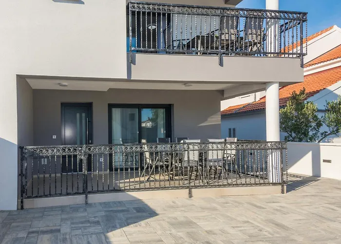 Mit Terrasse