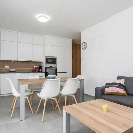 Mit Terrasse Lägenhet Vir