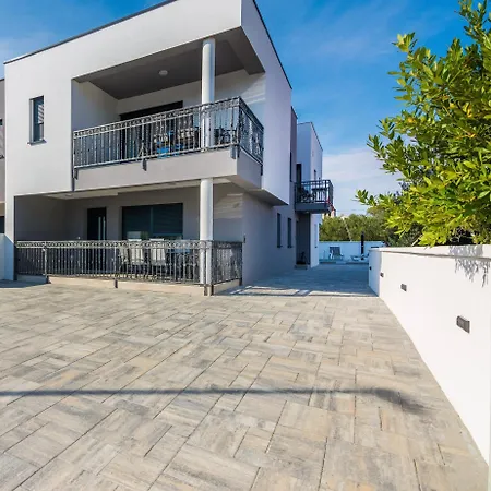 Mit Terrasse