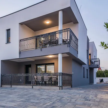 Apartment Mit Terrasse