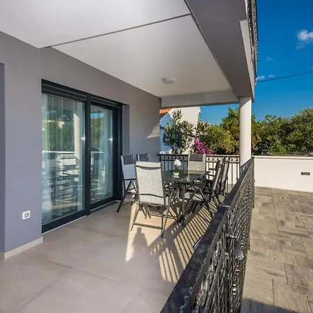 Apartment Mit Terrasse Vir