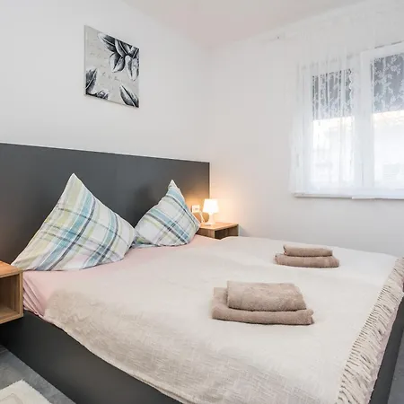 Apartment Mit Terrasse Vir