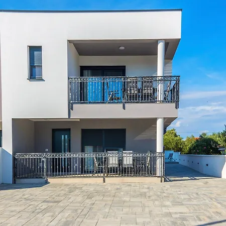 Apartment Mit Terrasse Vir