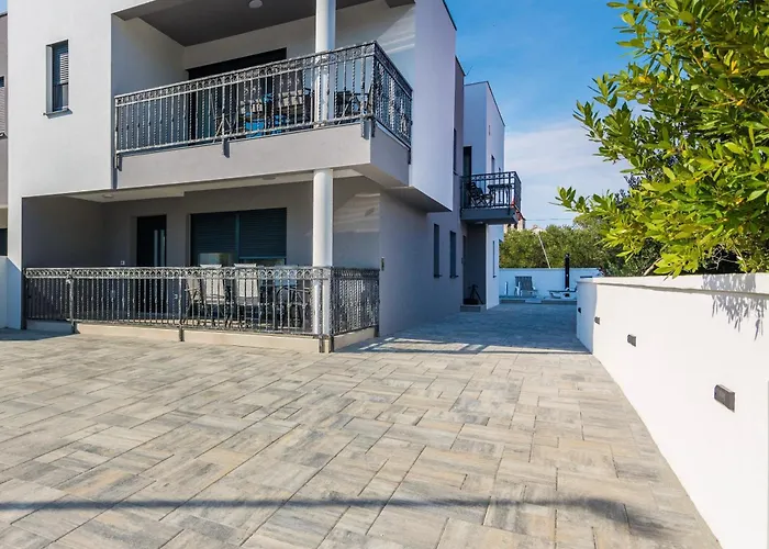 Mit Terrasse
